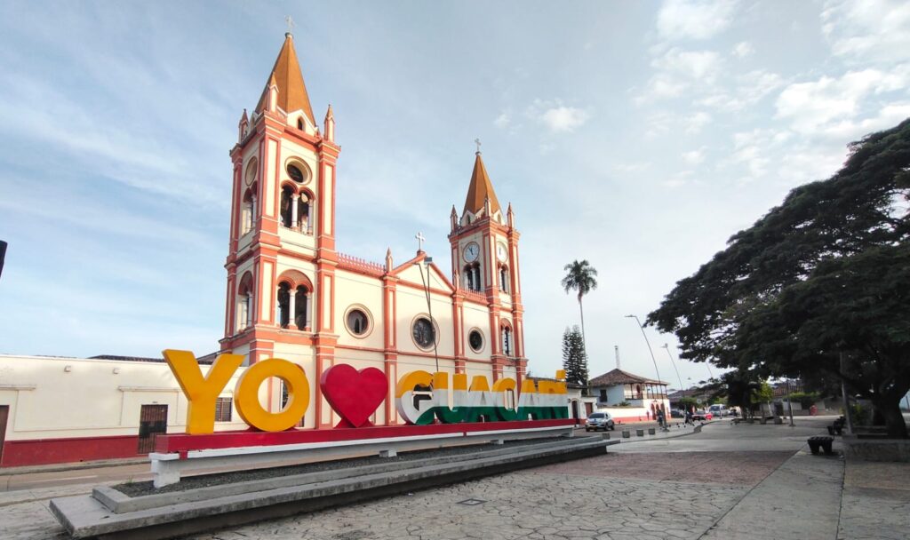 Parque Jose Manuel Saavedra Galindo, al frente el templo San Juna Bautista de Guacari, al fondo la Casa Cural patrimonio historico
